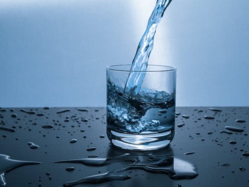 4 gemakkelijke tips om meer water te drinken