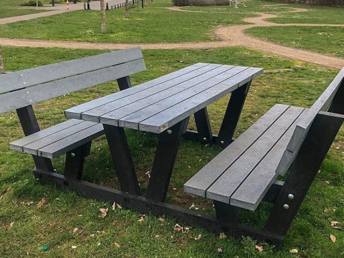 Waarom elke gemeentelijke speeltuin nood heeft aan zitplekken én duidelijke borden voor meer veilig