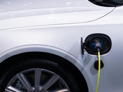 Met een elektrische wagen op zakenreis? Hier houd je best rekening mee!