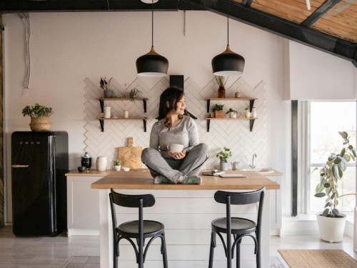 Een ombouw voor de radiator om het interieur beter in harmonie te brengen