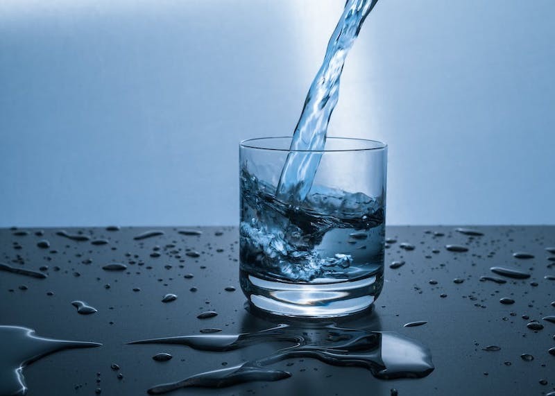 4 gemakkelijke tips om meer water te drinken