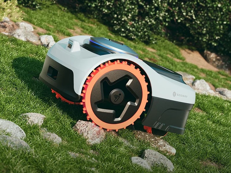 Een gazon dat zichzelf maait, zo win je je zomer terug