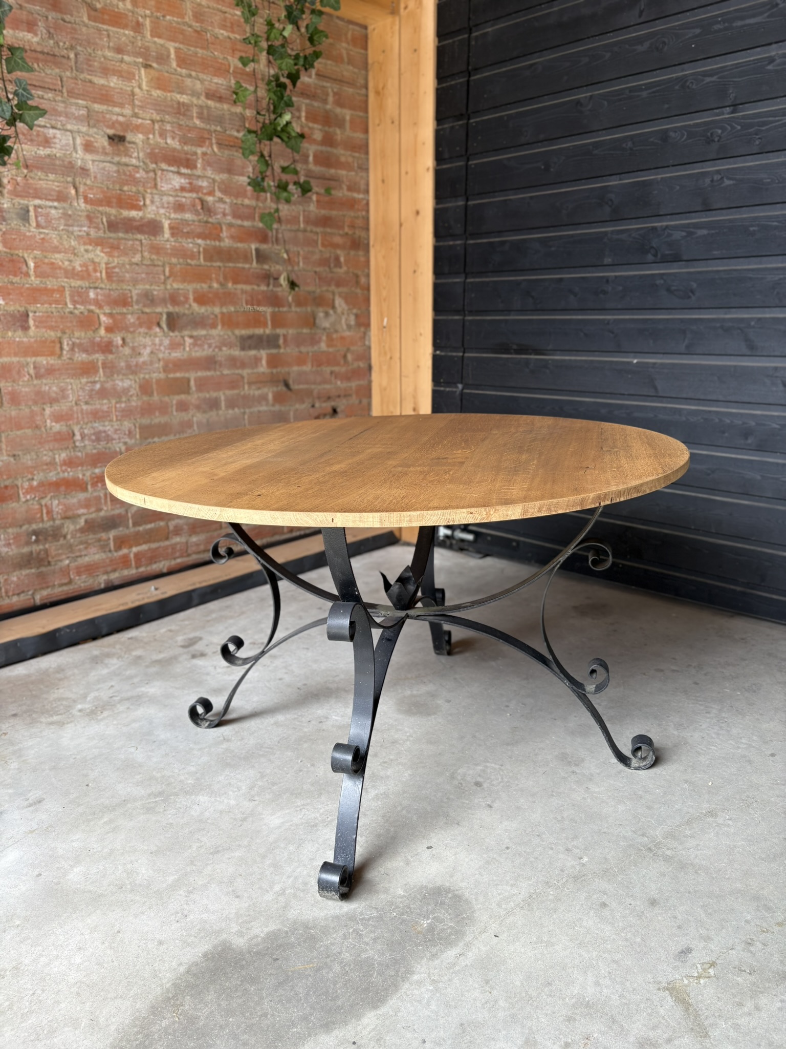 Ronde, eiken, tafel met metalen onderstel