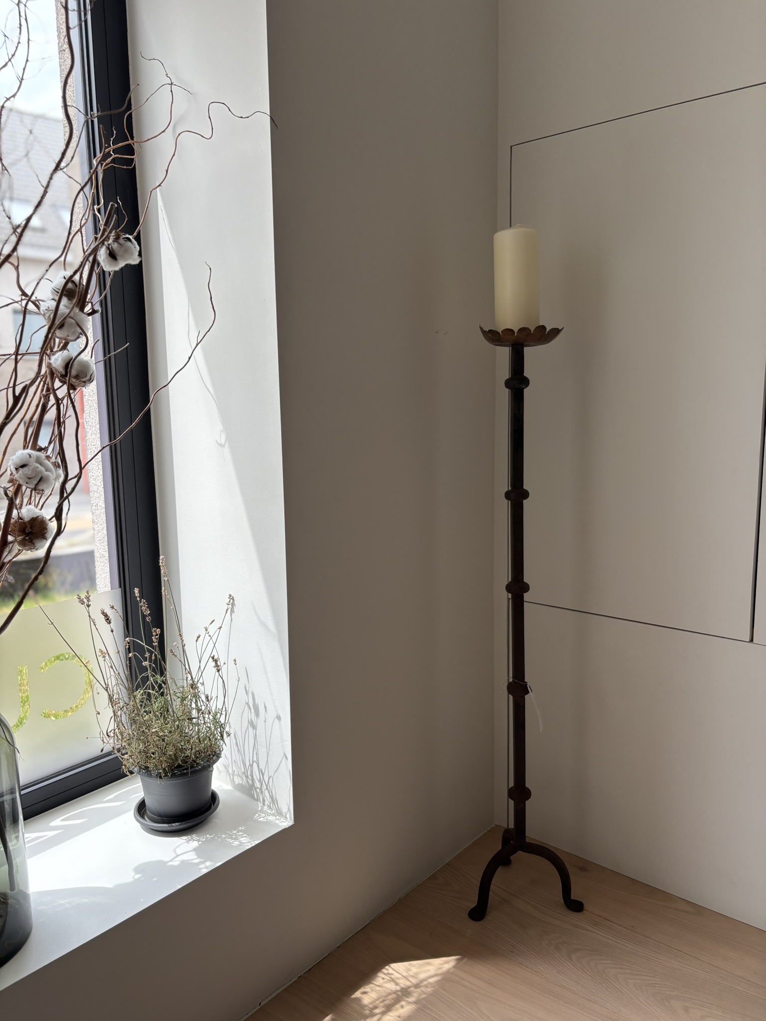 Kandelaar met kaars (108cm hoog)