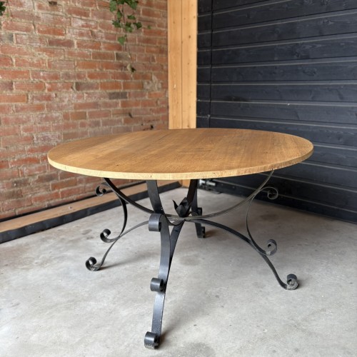 Ronde, eiken, tafel met metalen onderstel