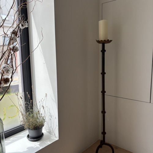 Kandelaar met kaars (108cm hoog)