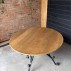 Ronde, eiken, tafel met metalen onderstel