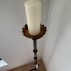 Kandelaar met kaars (108cm hoog)