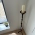 Kandelaar met kaars (108cm hoog)